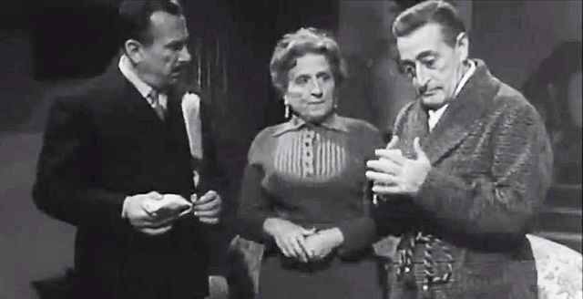 Peppino De Filippo, Titina De Filippo e Totò in una scena dell'invito a cena