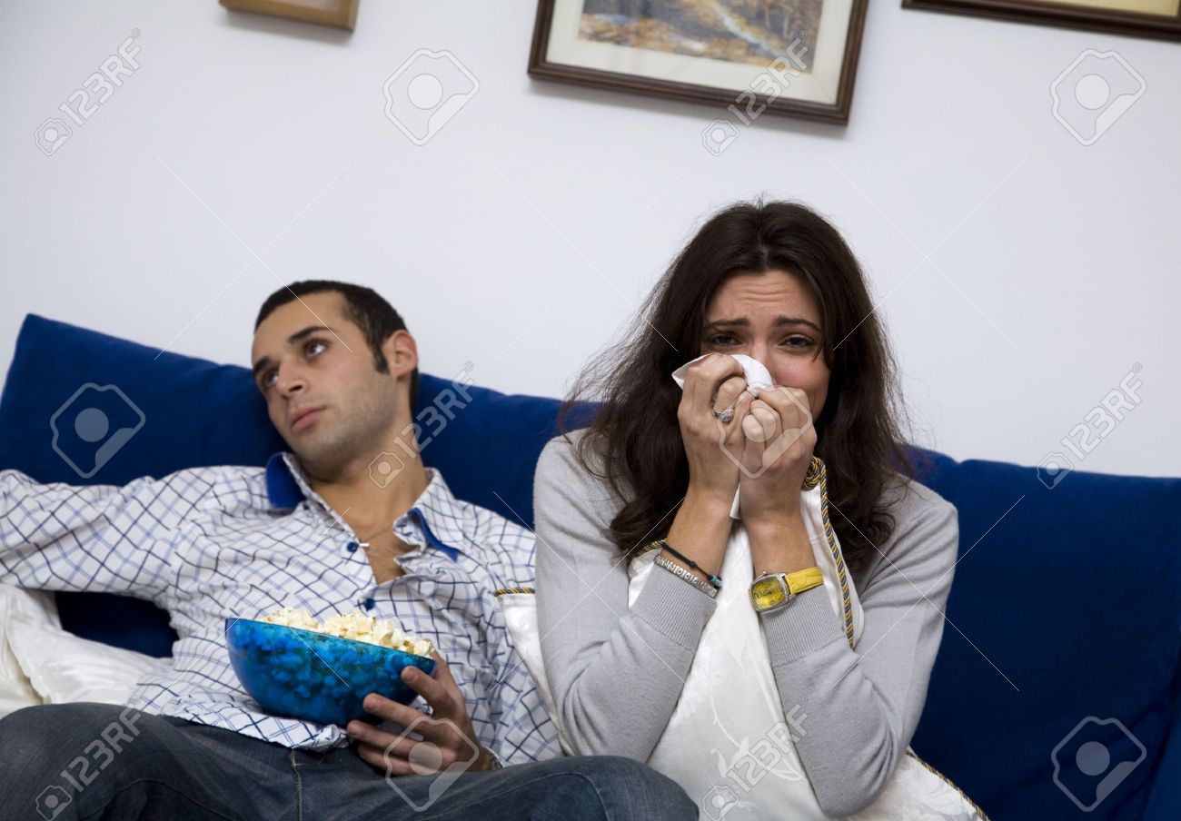 Плачу перед мужем. Мужчина и женщина плачут. Муж и жена плачут. Плачет перед телевизором. Девушка плачет перед телевизором.