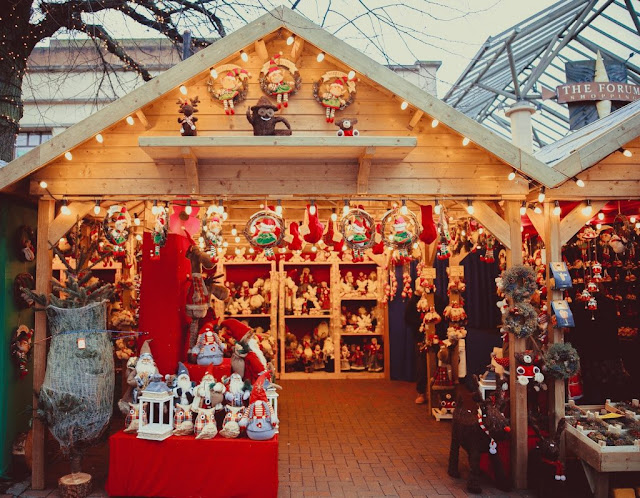 Go shopping at the Christmas markets
