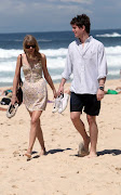 Taylor Swift y su hermano menor, Austin, caminan por la playa, . (taylor swift austin )