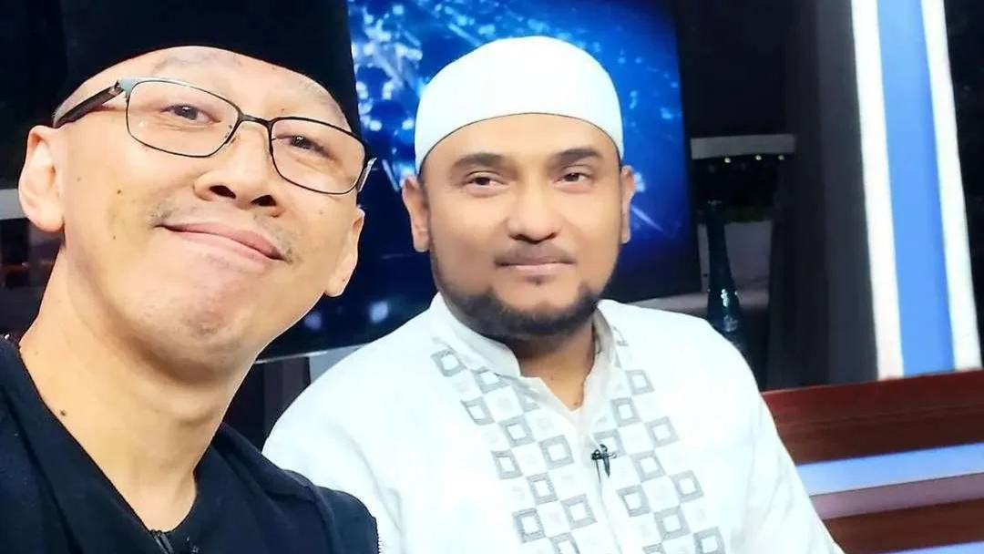 Abu Janda Selfie dan Puji Novel Bamukmin, Pindah Kubu?