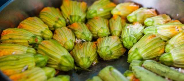 Η συνταγή της ημέρας: Κολοκυθοανθοί γεμιστοί Η συνταγή της ημέρας: Κολοκυθοανθοί γεμιστοί