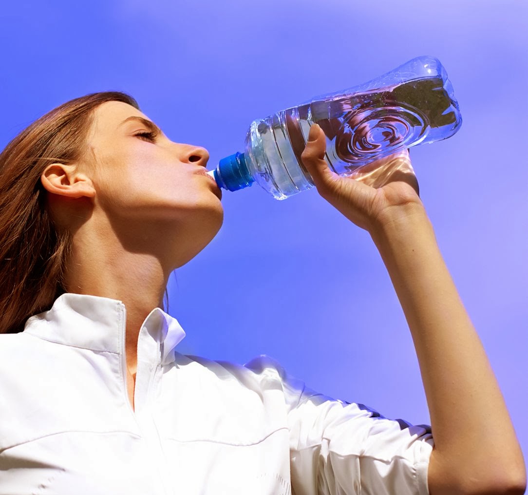 Кому нельзя пить воду. Пью много воды фото до и после. Водная интоксикация у спортсменов. Можно пить фото. Нельзя пить воду обои.