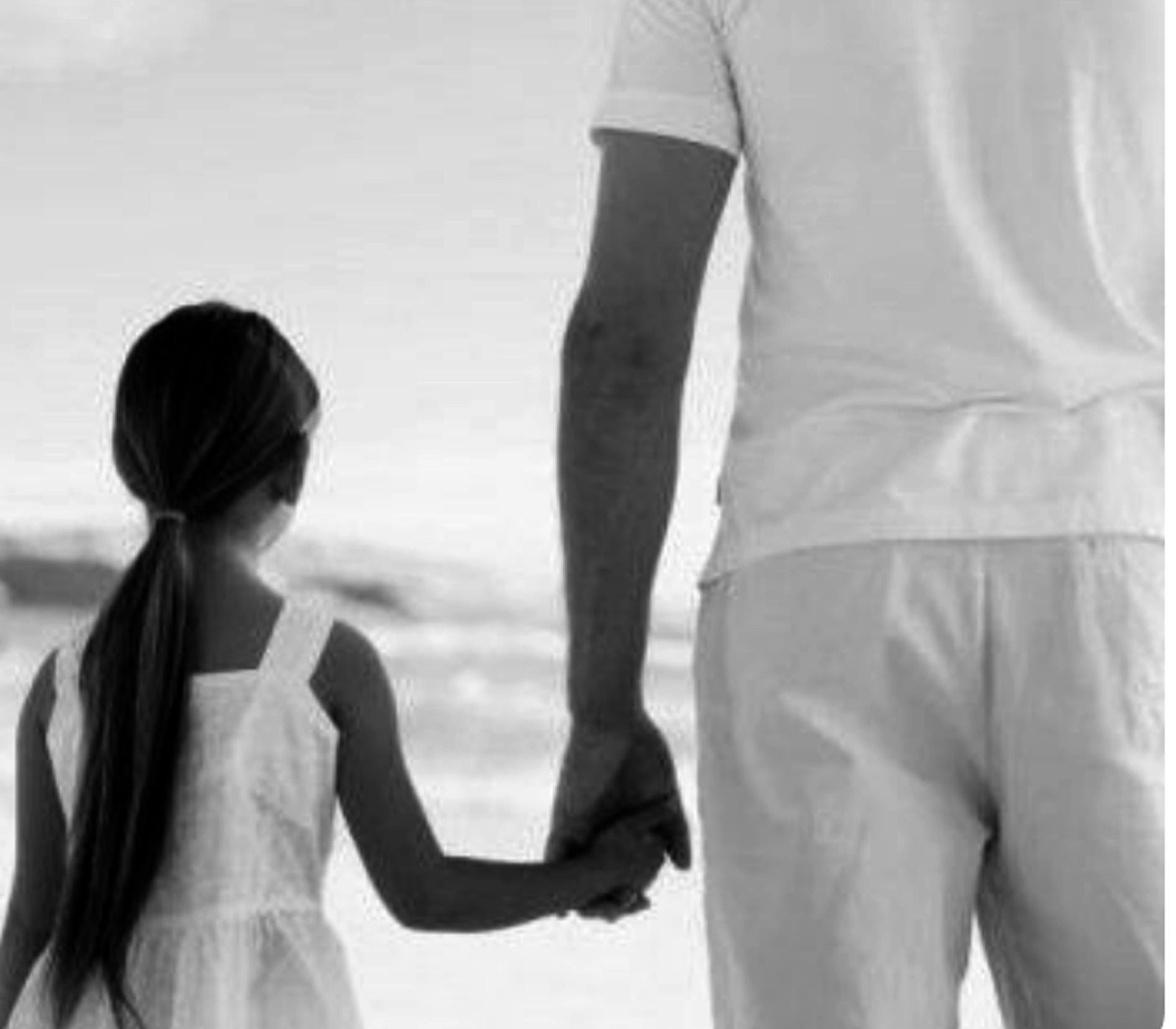 Белый стал отцом. Отец и дочь. Папа и дочь со спины. Папа с дочкой за руку. Father and daughter Love