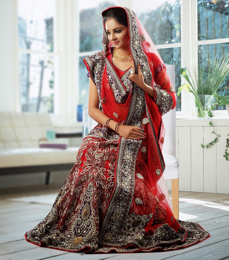 Elegant Ethnicity from Athira Gold and Silks