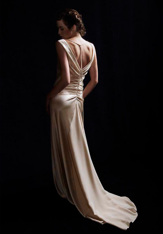 Top backless wedding dress adjusts to different body shapes
