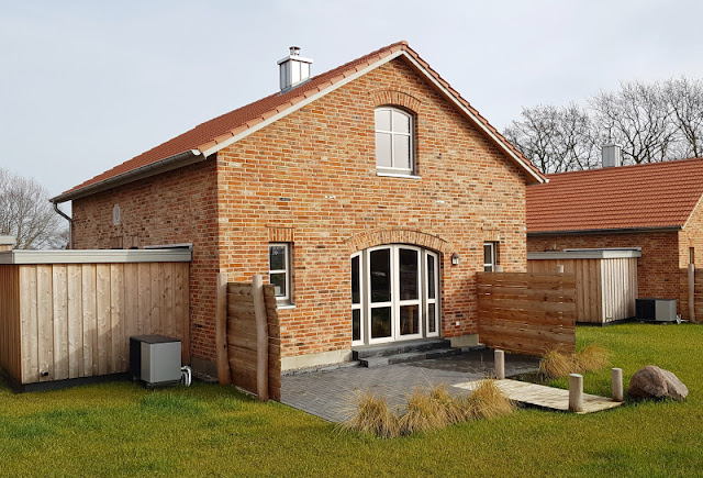 Vom Glück dieser Erde: Urlaub auf dem Küselhof und Reiterhof Witt auf Fehmarn. Ein Ferienhaus für 6 oder für 4 Personen und auch Wohnungen: Das alles gibt es auf dem autofreien Gelände des Hofs.