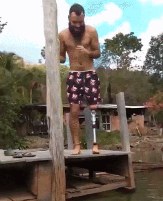 Mann mit einem Bein prüft Wassertemperatur komisch