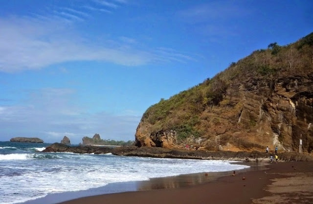 Wisata Watu Ulo, Traveling Pantai Bernuansa Mistis di