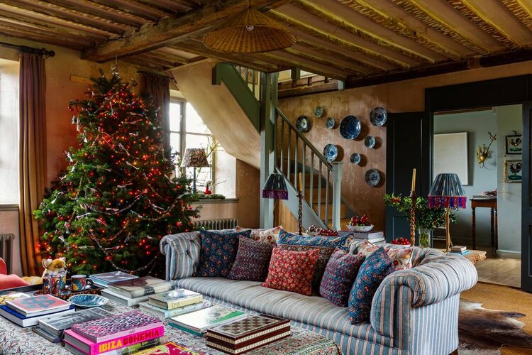 A Cozy English Cottage Decorated For Christmas