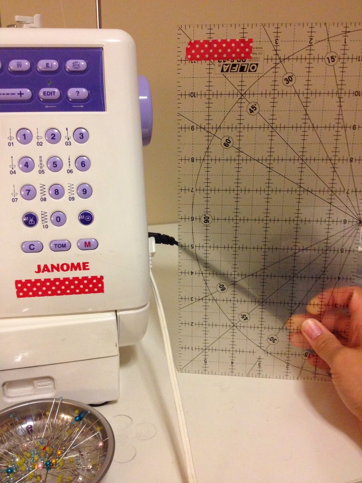she can quilt Anna's Quick and Easy Sewing Machine Cover a 2013 FAL