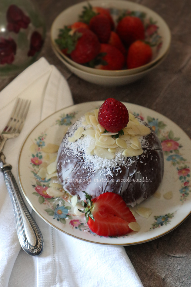 Zuccotto di pavesini al cacao, biancomangiare e fragole