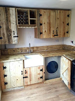 Muebles de cocina hechos de palets de madera reciclados