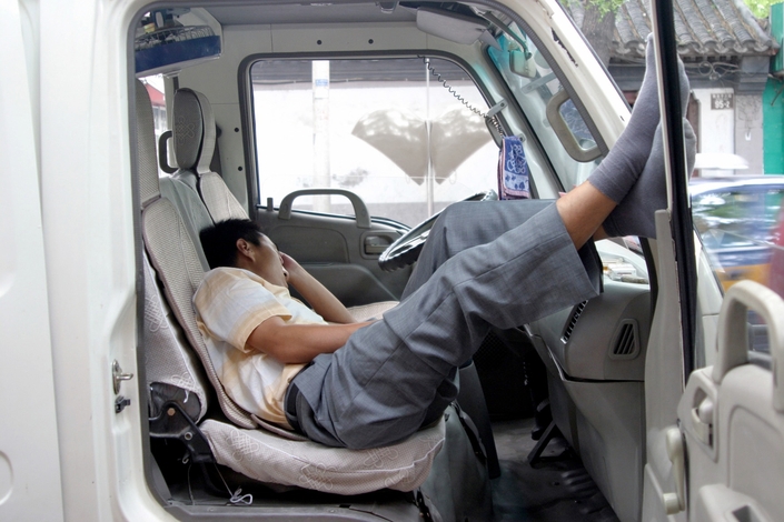 Водитель автобуса рабочий день. Спать в газели. Спальное место в автобусе для водителя.