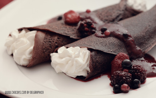 Crepes de chocolate con nata y frutas del bosque