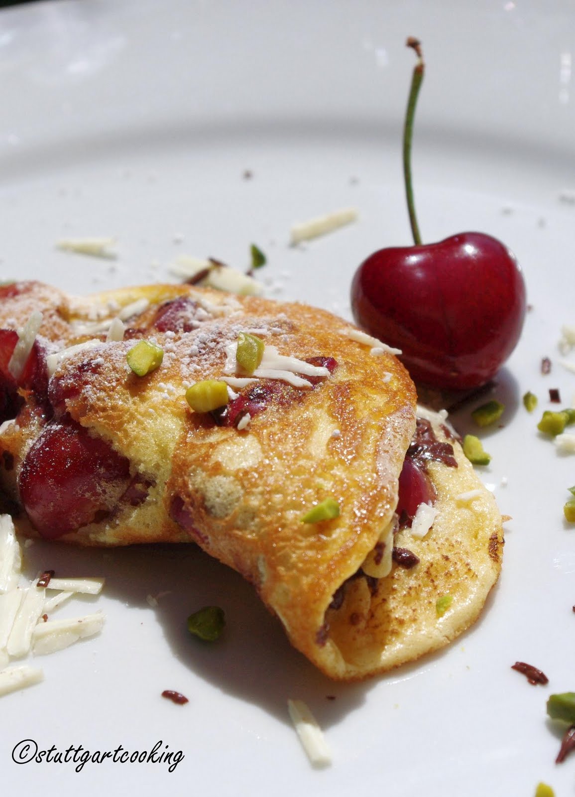 stuttgartcooking: Biskuit-Omelette mit Kirschen und zweierlei Schokolade