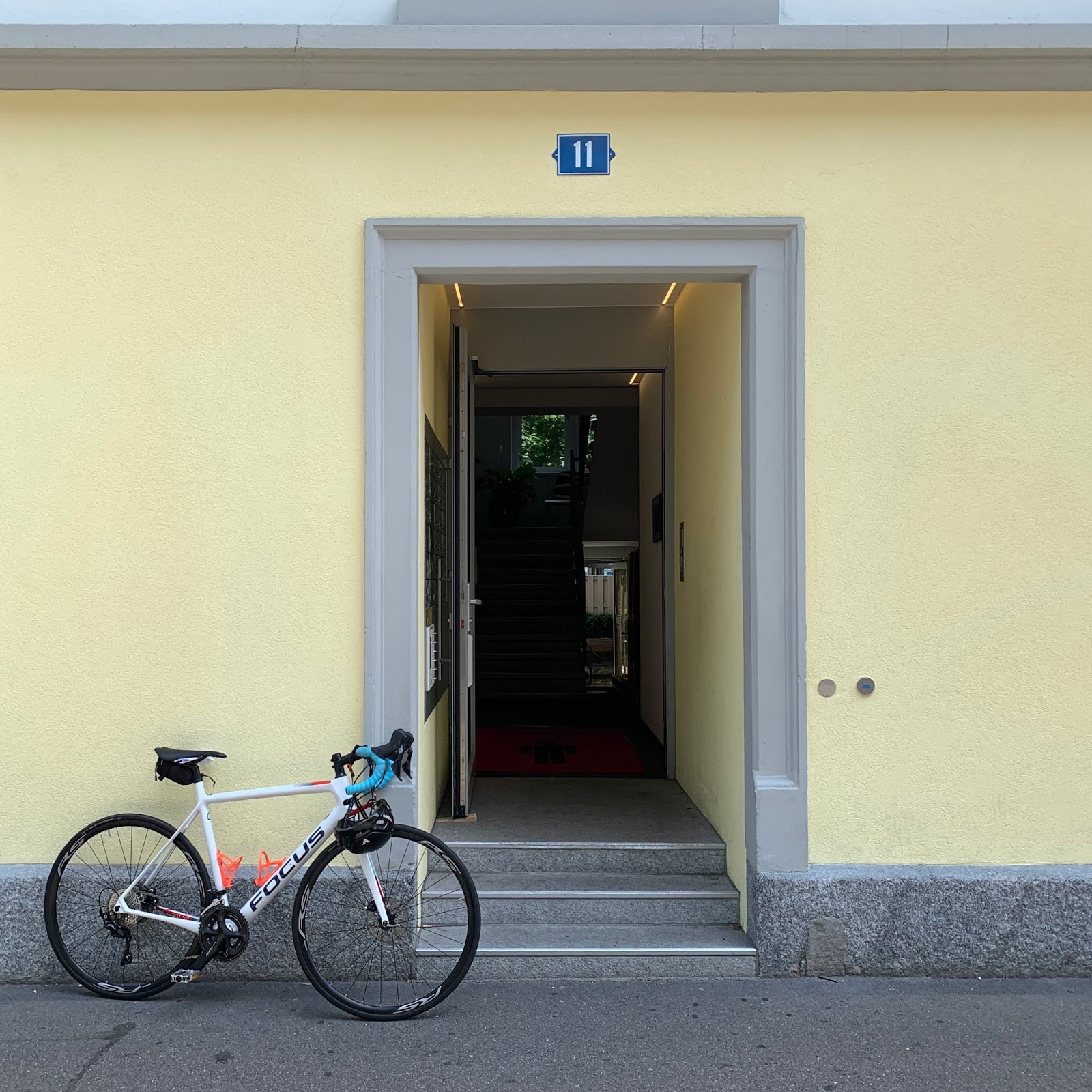 carbon road bike rental delivered at AirBnb in Zurich