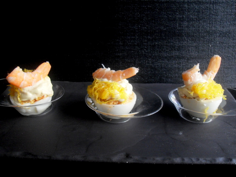 Huevos rellenos de langostinos.