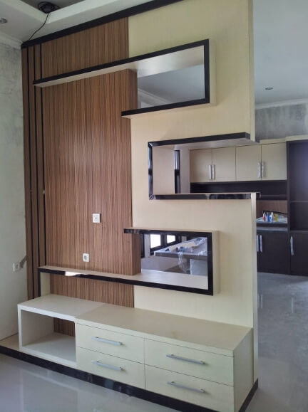 Model sekat ruangan minimalis modern Bahan HPL Motif Kayu