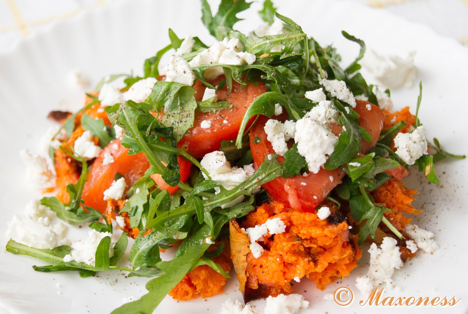 салат с морковкой темная тарелка. салат с бататом и яблоком. салат с запеченным бататом. салат с бататом и авокадо. салат с бататом и брынзой.