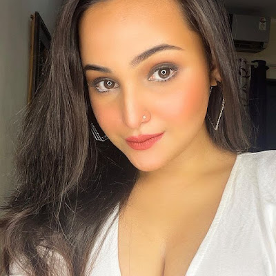 Aliya Naaz hot