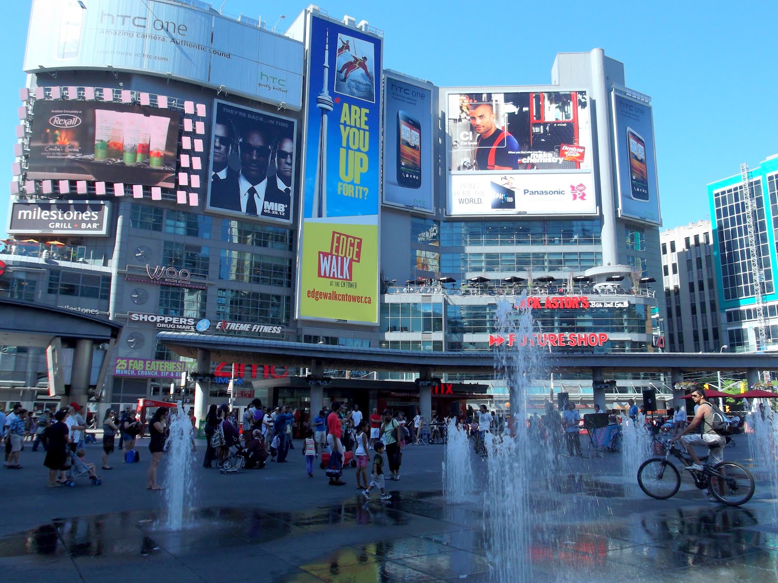 jouljet Yonge and Dundas Square