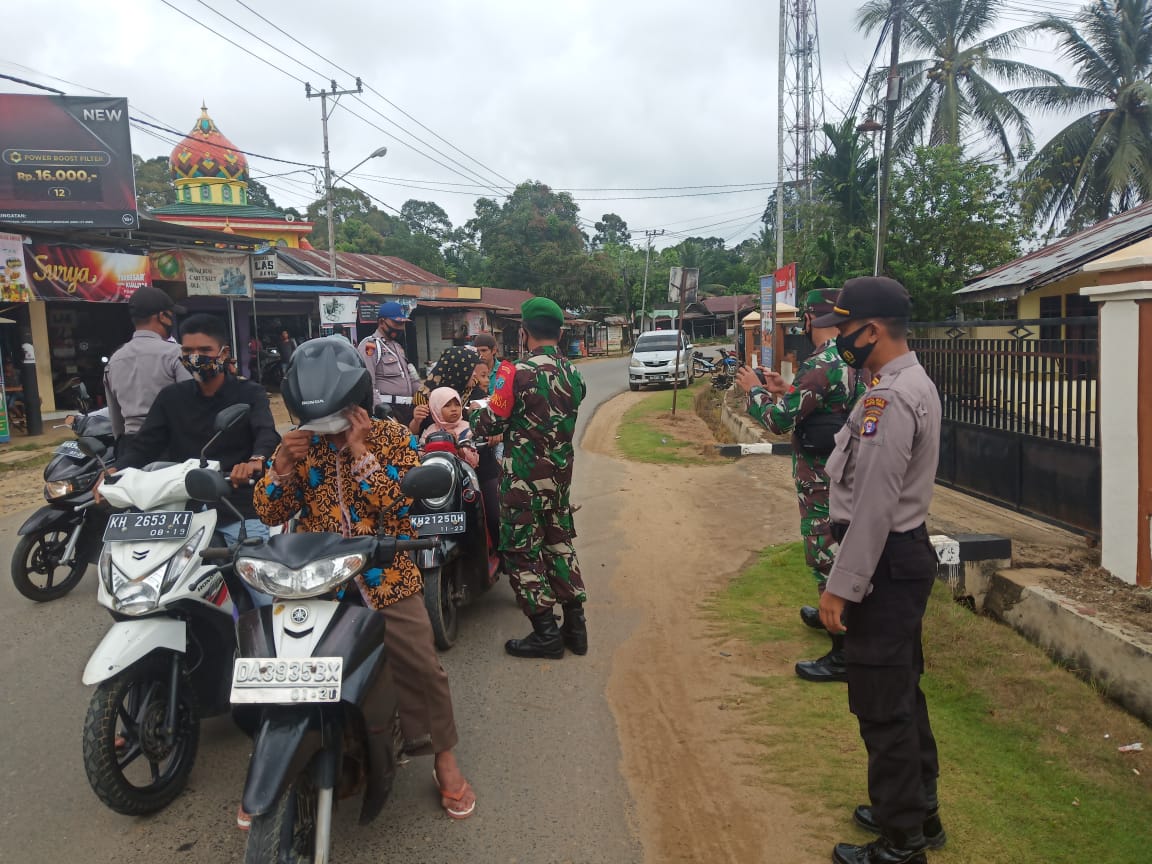 Konsisten Memutus Rantai Covid-19. Polsek Dusteng Bersama Koramil-07 Melaksanakan Pembagian Masker & Pendisiplinan Masyarakat Dilanjutkan Penyemprotan Desinfektan