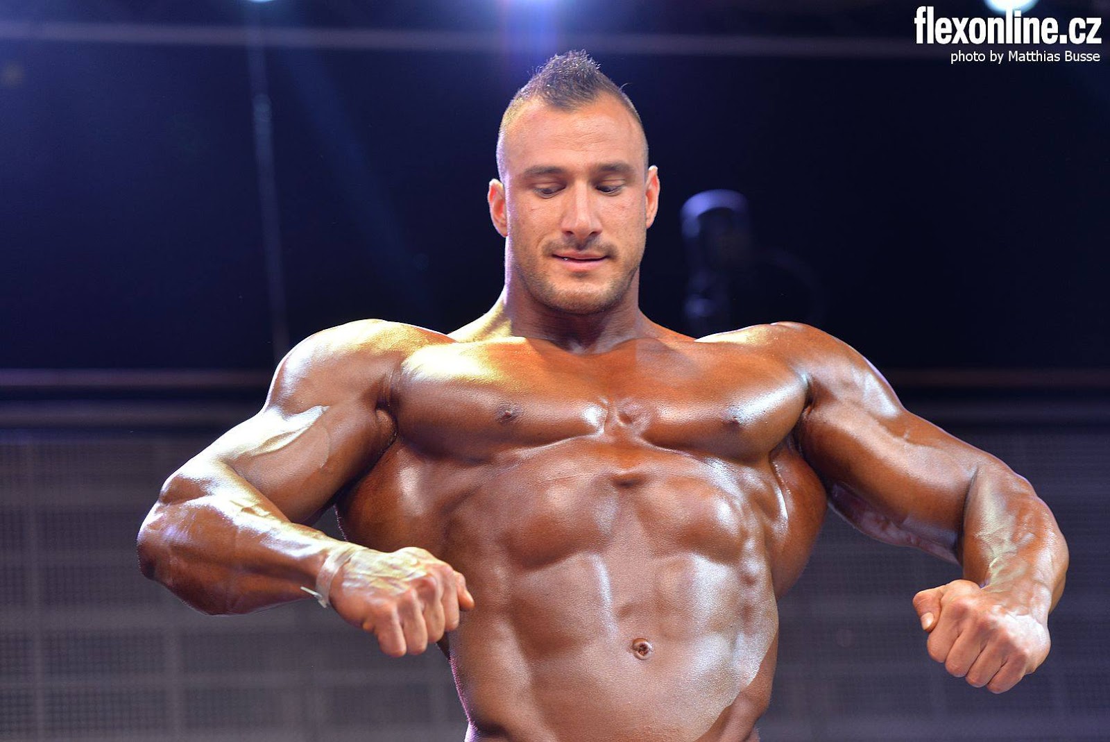 Игорь Костюнин IFBB Pro бодибилдер