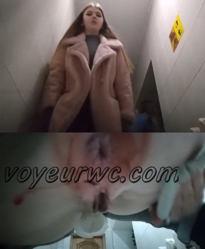 European girls filmed on spy cam in a public toilet (Girls Toilet)