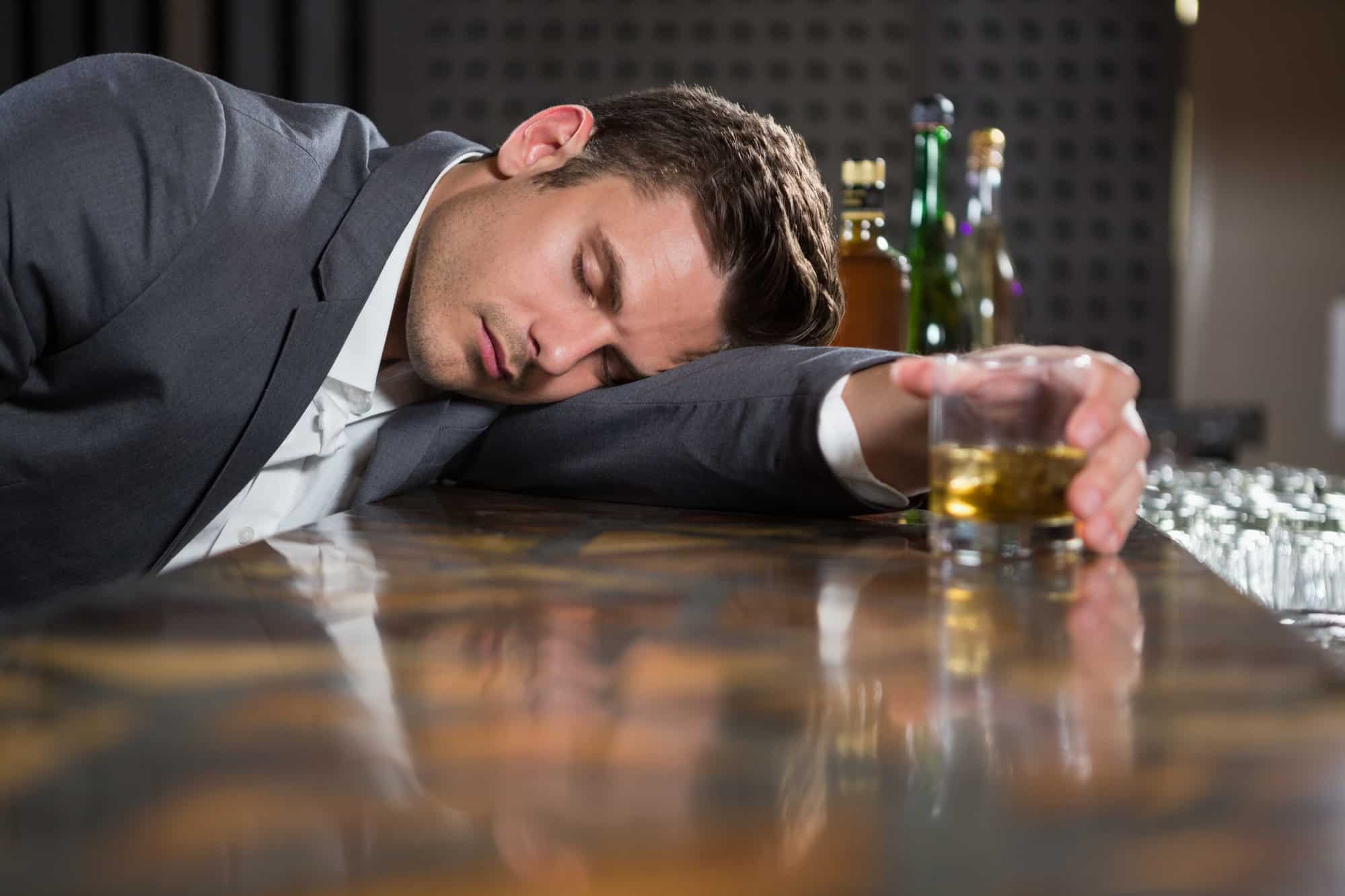 Запой исповедь. Мужчина лежит на столе. Алкогольное опьянение фото. Человек в алкогольном опьянении.