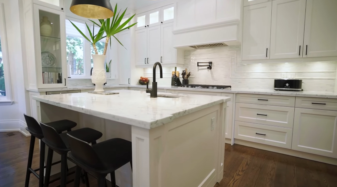 Tour 100 Snowdon Ave, Toronto vs. 43 Interior Design Photos