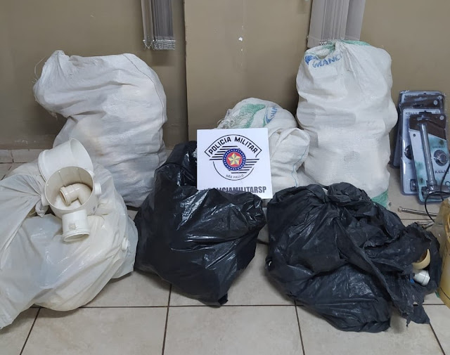 Homem tenta furtar TV e objetos decorativos de motel, mas camareiras percebem e ele acaba Preso pela Polícia Militar Homem tenta furtar TV e objetos decorativos de motel, mas camareiras percebem e ele acaba Preso pela Polícia Militar