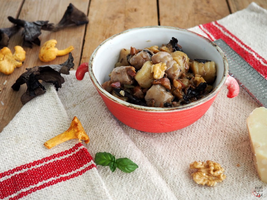 Gnocchi de patata violeta y patata blanca, aderezados con una salsa de setas de temporada, jamón, nueces y parmesano