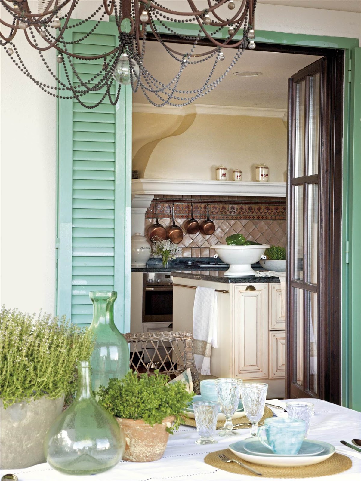 cocinavistadesdeelporcheconlaventanapintadade