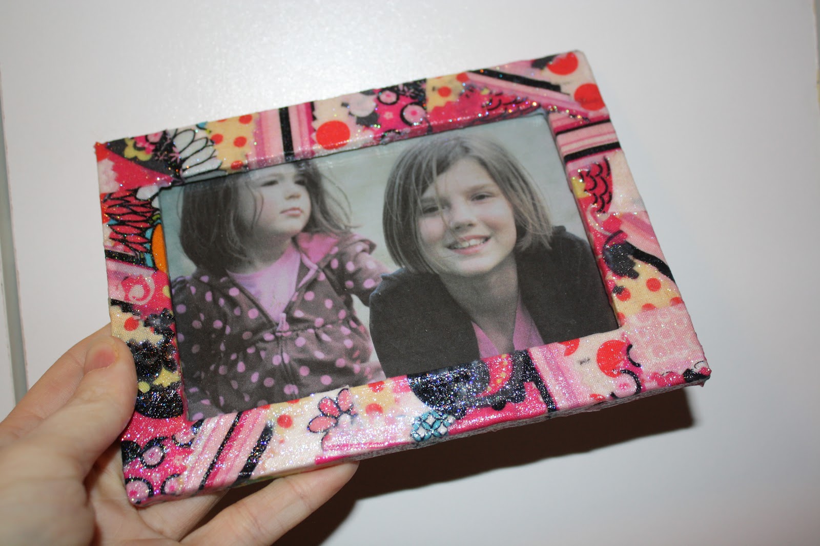 katies dudz Tutorial Fabric covered picture frame! No SeW!
