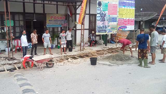 gotongroyong pembenahan fasilitas kantor Walinagari Pasar Muara Labuh