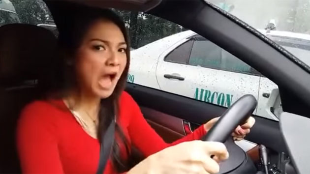 KESAL TERJEBAK MACET, WANITA CANTIK INI KELUAR DARI MOBIL KEMUDIAN MELAKUKAN GERAKAN INI KESAL TERJEBAK MACET, WANITA CANTIK INI KELUAR DARI MOBIL KEMUDIAN MELAKUKAN GERAKAN INI