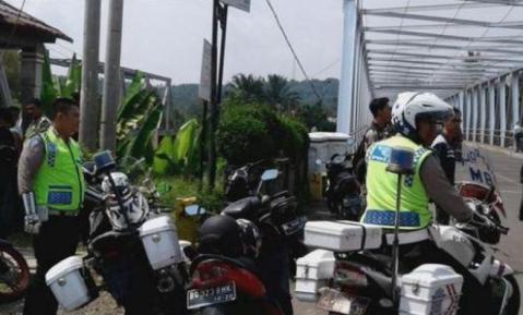 LUCU GAN : 3 Satlantas Berlarian Sampai Loncat Pagar Beton, Karena Gertakan Petugas Penjaga Rutan LUCU GAN : 3 Satlantas Berlarian Sampai Loncat Pagar Beton, Karena Gertakan Petugas Penjaga Rutan