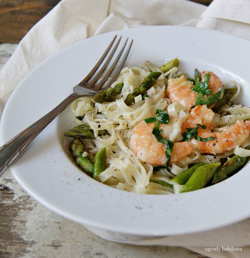 ogrody babilonu makaron ze szparagami, krewetkami i czosnkiem niedźwiedzim