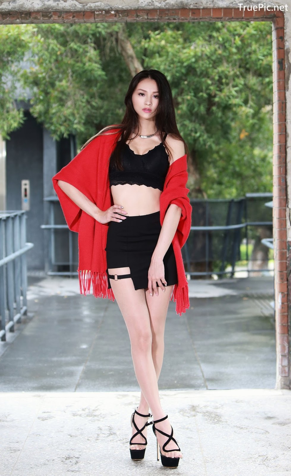 Image-Taiwanese-Beautiful-Long-Legs-Girl-雪岑Lola-Black-Sexy-Short-Pants-and-Crop-Top-Outfit-TruePic.net- Picture-12