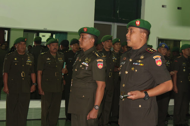 Letkol Inf Eko Setyawan Serahkan Tongkat Komando Kepada Letkol Kav Minarso Di Hadapan Danrem 074 Letkol Inf Eko Setyawan Serahkan Tongkat Komando Kepada Letkol Kav Minarso Di Hadapan Danrem 074