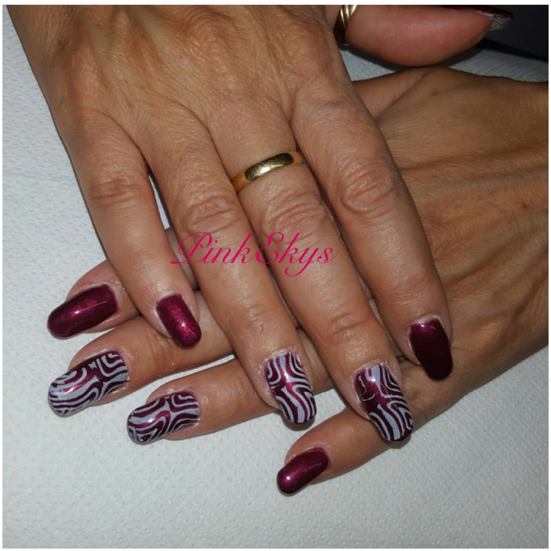 Unghie in gel Bordeaux \u0026 Stamping