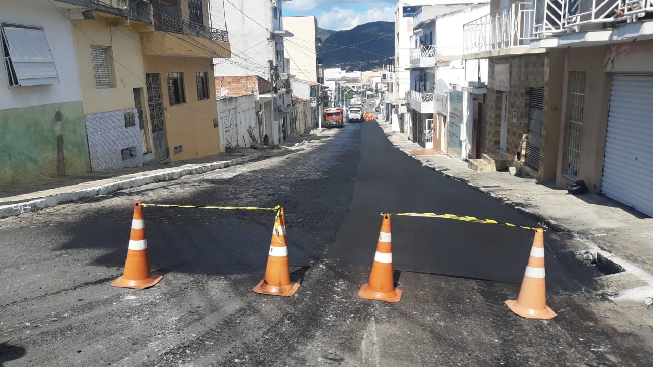 Jacobina: Rua Antônio Teixeira Sobrinho recebe pavimentação asfáltica