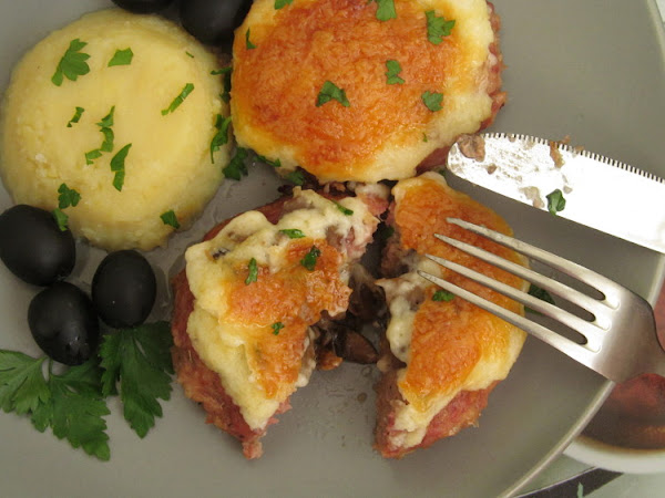 Котлеты с грибами запеченные под молочным соусом