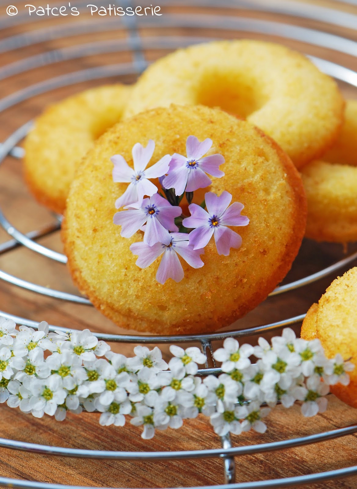 Zitronen-Quark-Donuts aus dem Ofen