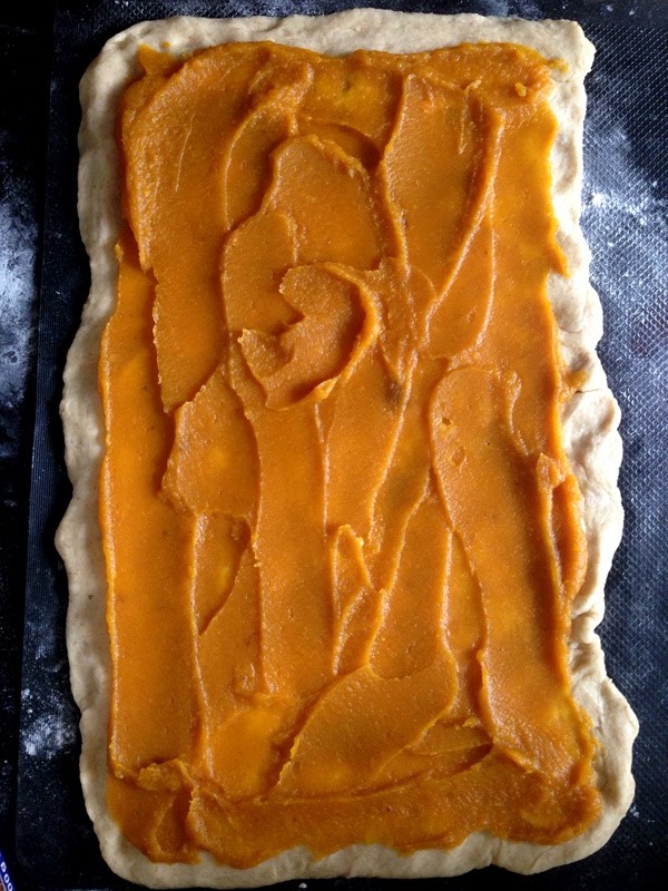 KAMAU: Kürbis Zimt und Birnen Zimtrollen KAMAU: Kürbis Zimt und Birnen Zimtrollen