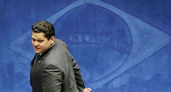 Senado aprova decreto legislativo que revoga flexibilização do porte de armas Com 47 votos favoráveis e 28 contrários, o plenário do Senado aprovou o projeto de decreto legislativo proposto por Randolfe Rodrigues que anula a flexibilização do porte de armas autorizada pelo presidente Jair Bolsonaro. Os congressistas avaliaram que o texto era inconstitucional e deveria tramitar como projeto de lei e não um decreto.