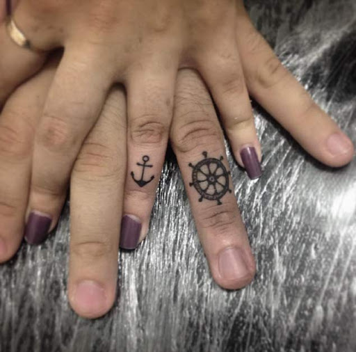 Diese passenden maritimen finger tattoos