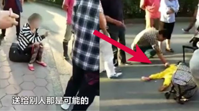 Bikin Nangis, Miris Melihat Seorang Ibu Tega Injak Tubuh Mungil Anaknya Karena Sepotong Sosis Bikin Nangis, Miris Melihat Seorang Ibu Tega Injak Tubuh Mungil Anaknya Karena Sepotong Sosis