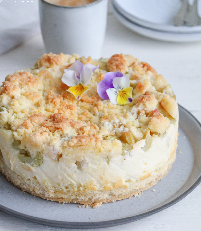 Rhabarber-Cheesecake mit Streuseln